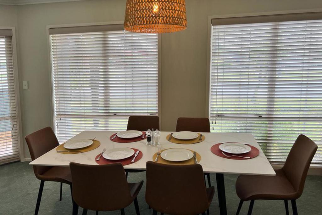 Silver Fern Rotorua Suites & Spa Dış mekan fotoğraf A dining room table set for a meal