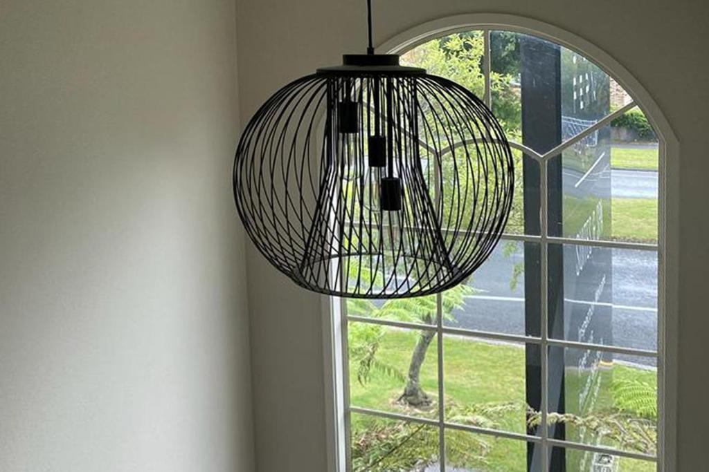Silver Fern Rotorua Suites & Spa Dış mekan fotoğraf A pendant light