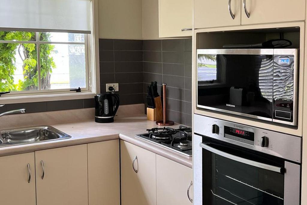 Silver Fern Rotorua Suites & Spa Dış mekan fotoğraf A modern Australian kitchen