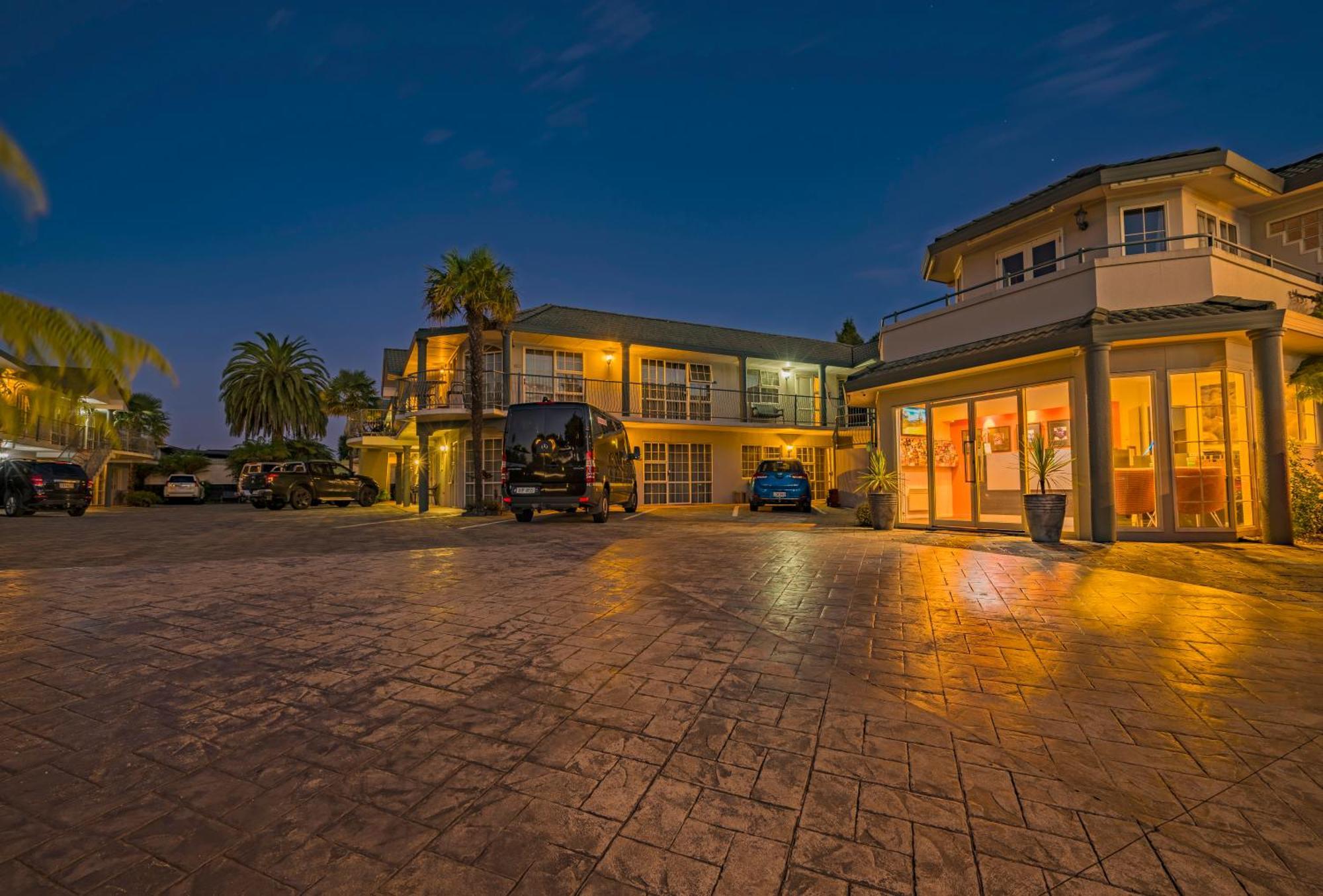 Silver Fern Rotorua Suites & Spa Dış mekan fotoğraf The hotel at night