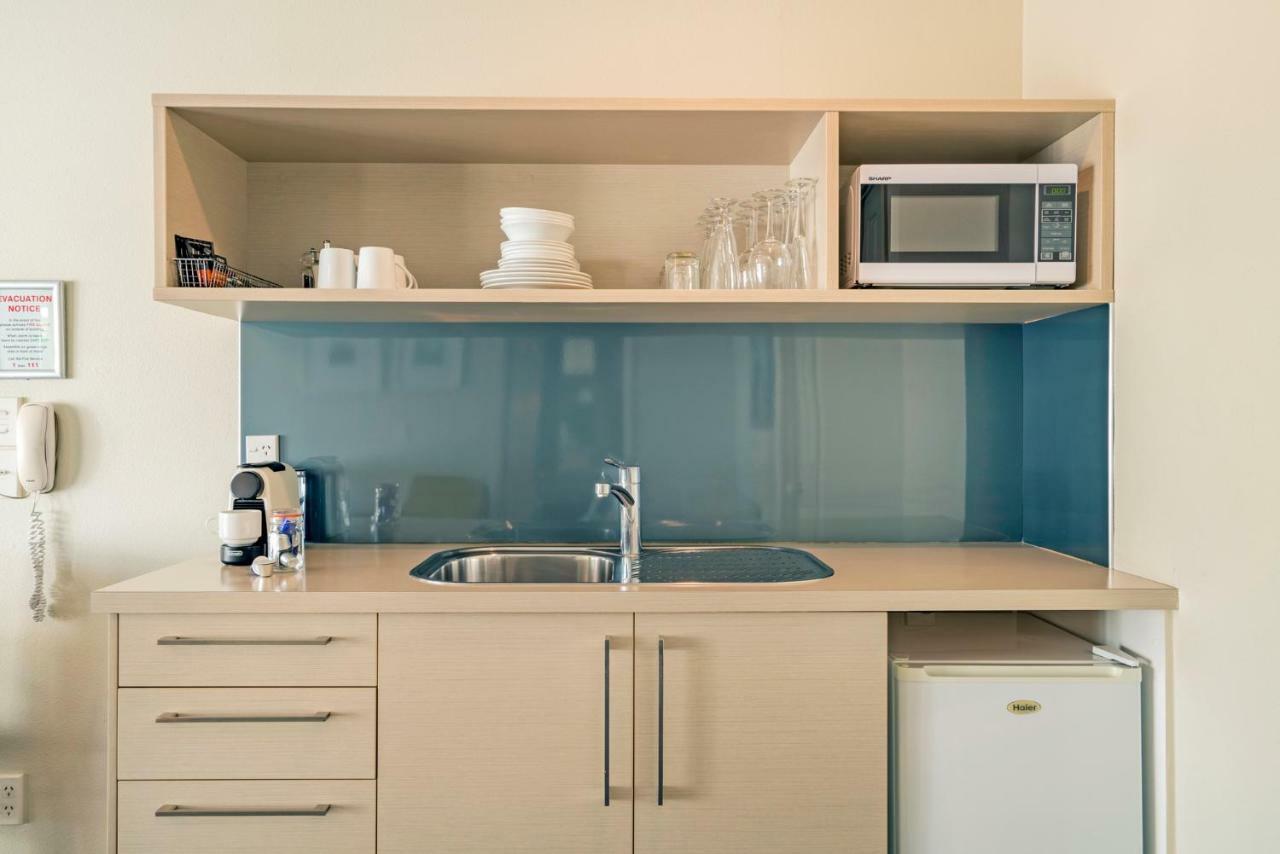 Silver Fern Rotorua Suites & Spa Dış mekan fotoğraf A kitchenette in a hotel room
