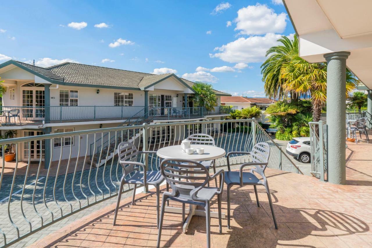 Silver Fern Rotorua Suites & Spa Dış mekan fotoğraf A balcony at a motel in Australia