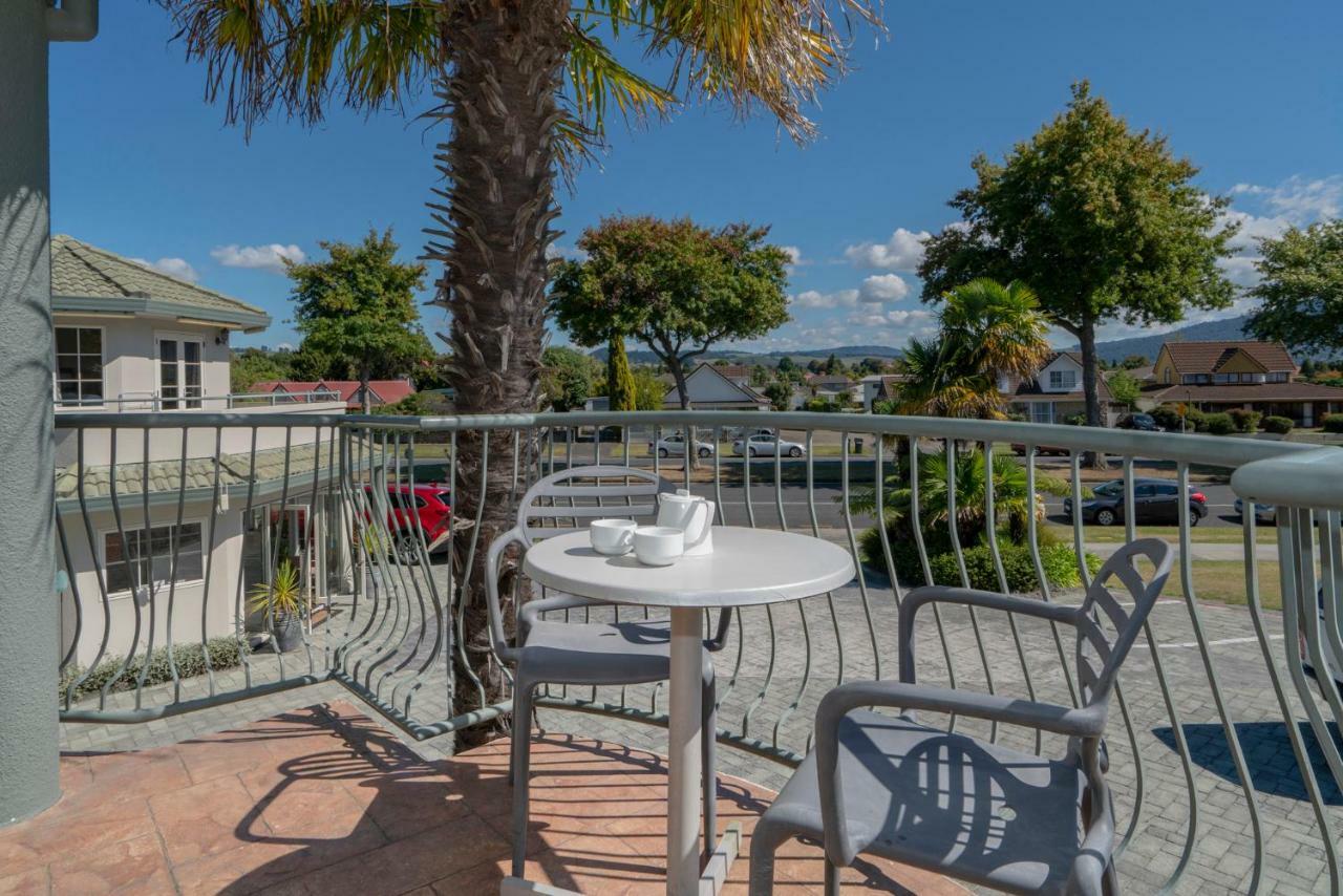 Silver Fern Rotorua Suites & Spa Dış mekan fotoğraf A balcony in Queenstown, New Zealand