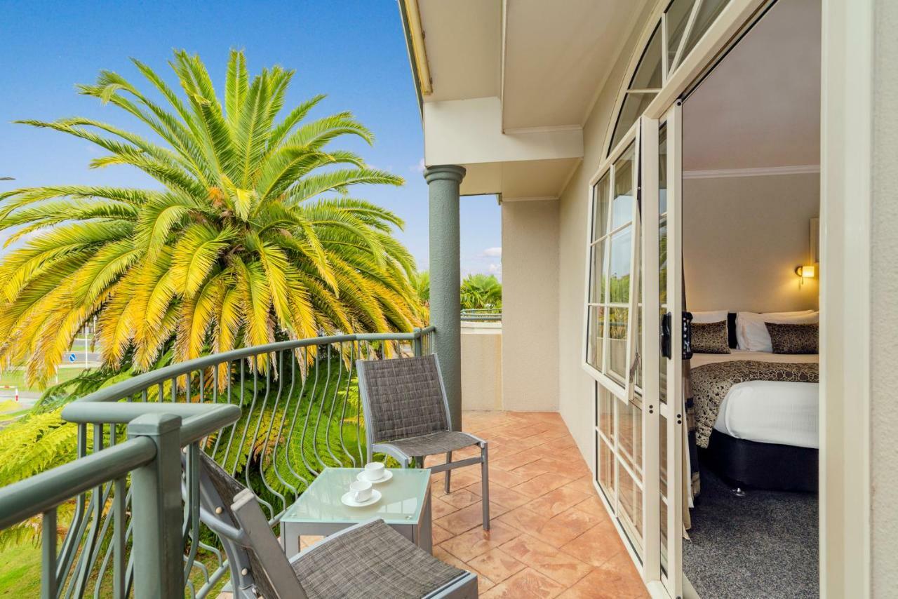 Silver Fern Rotorua Suites & Spa Dış mekan fotoğraf A balcony at the hotel