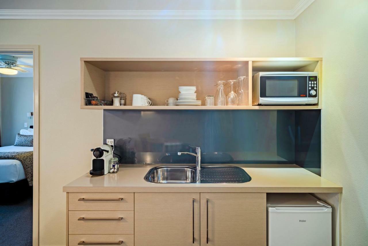 Silver Fern Rotorua Suites & Spa Dış mekan fotoğraf A kitchenette in a hotel room