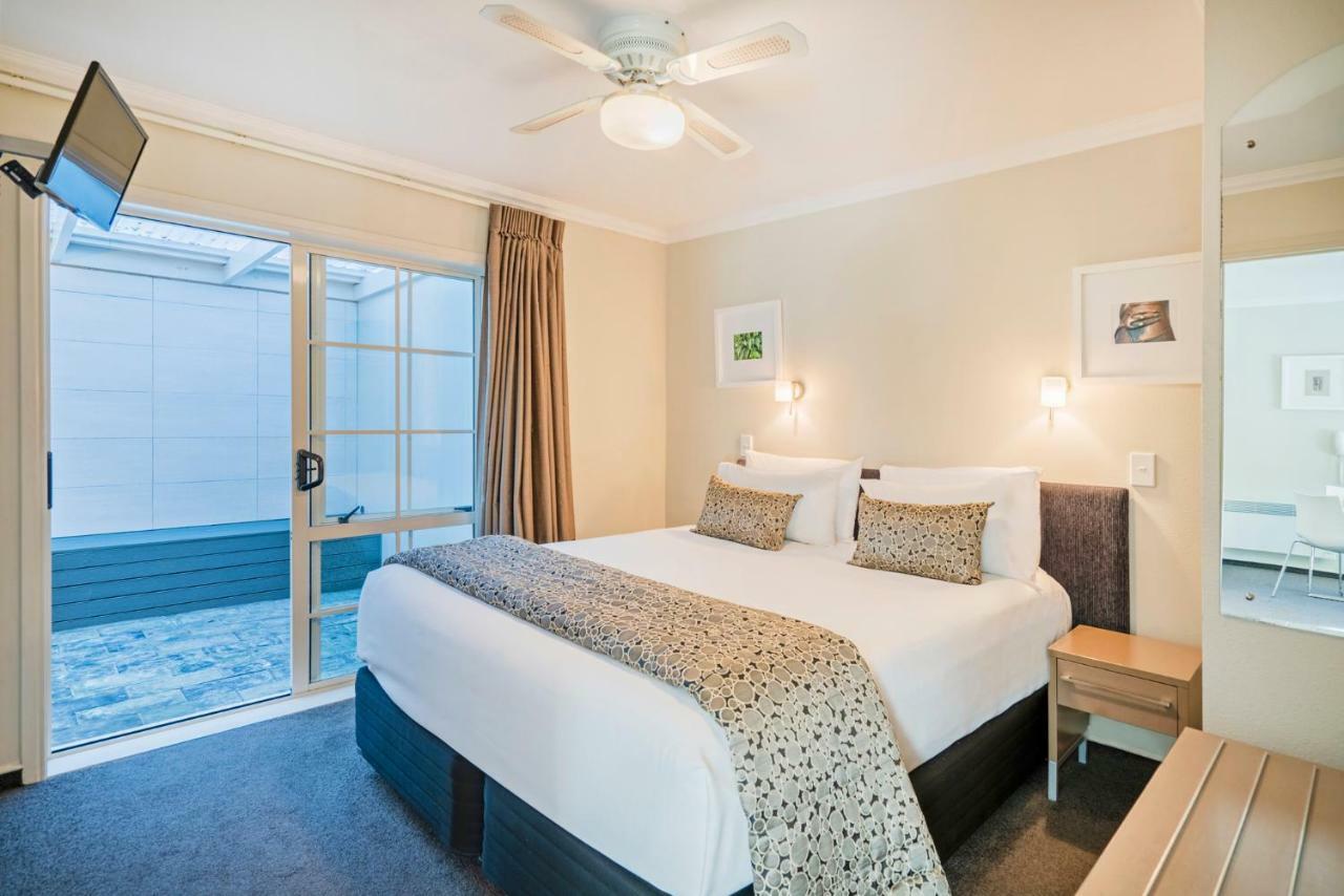 Silver Fern Rotorua Suites & Spa Dış mekan fotoğraf A bedroom at the hotel