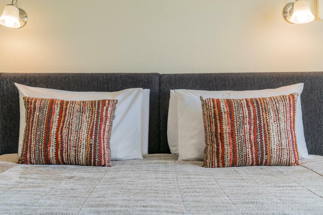 Silver Fern Rotorua Suites & Spa Dış mekan fotoğraf Two cushions on a bed